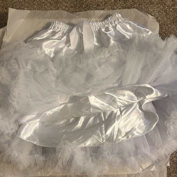 Elegant White Tulle Skirt - Picture 4 of 5